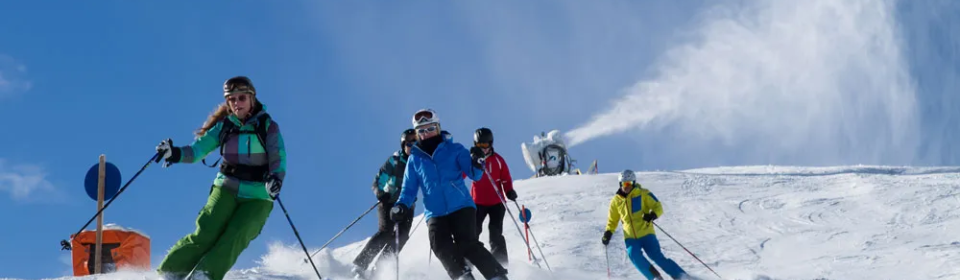 Eine Gruppe von Skifahrern auf der Piste