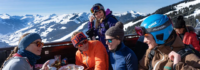 Fünf Personen mit Essen auf der Hütte