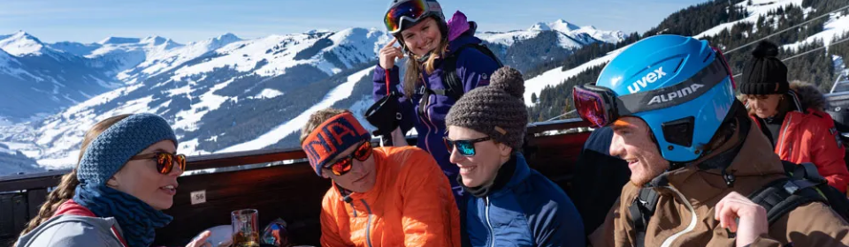 Fünf Personen mit Essen auf der Hütte
