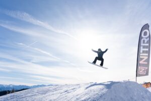 Snowboardsprung auf Piste