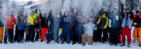 Eine Gruppe Jugendlicher im Schnee