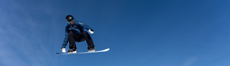 Ein Snowboarder springt im Funpark