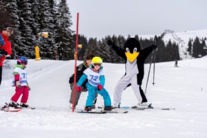 Kind fährt auf einer Übungspiste Slalom