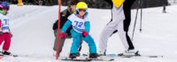 Kind fährt Slalom auf Skiern