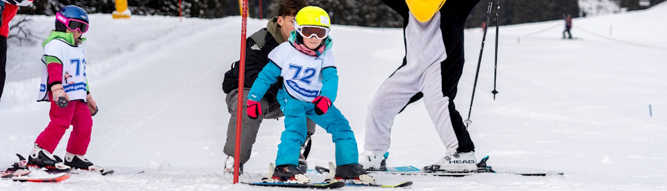 Kind fährt Slalom auf Skiern