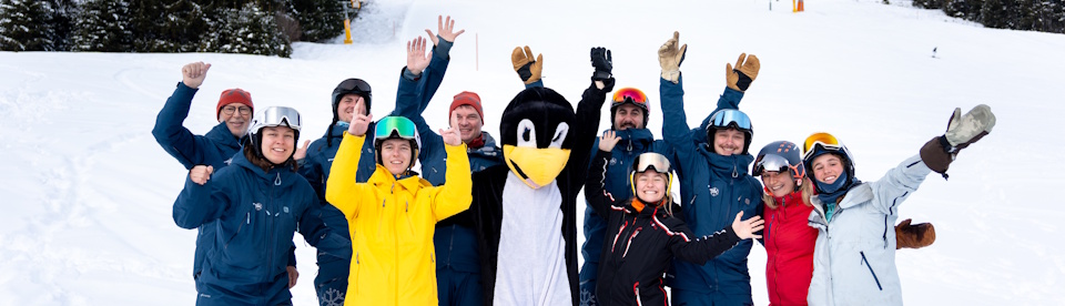Skifahrer am Fuß einer Skipiste