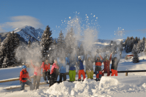 Gruppenbild mit Schneewurf in die Luft