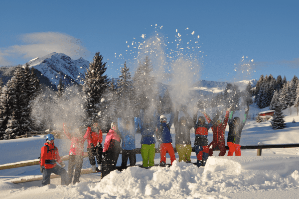 Gruppe wirft Schnee