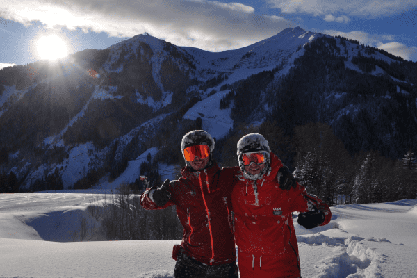 Zwei Personen umarmen sich Schnee