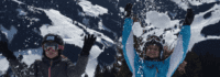 Zwei Kinder werfen Schnee