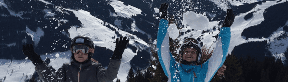 Zwei Kinder werfen Schnee