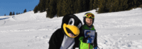 Kind mit Pinguin