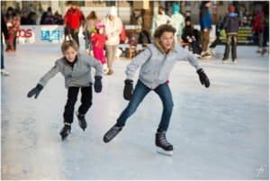 Zwei Jungs bei Eislaufen