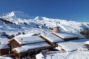 Skihütte in den Bergen in Snowboardfreizeiten