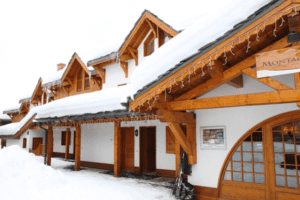 Skihütte mit bedecktem Dach