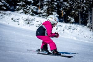 Kind bei Ski fahren