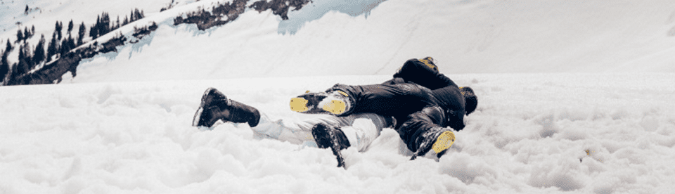Menschen liegen im Schnee